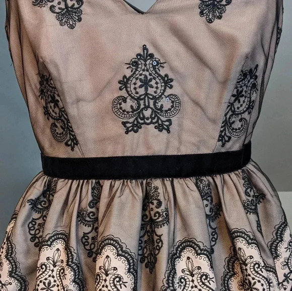 Bebe Black and Gray Patterned Mini Dress - Picture 4 of 7